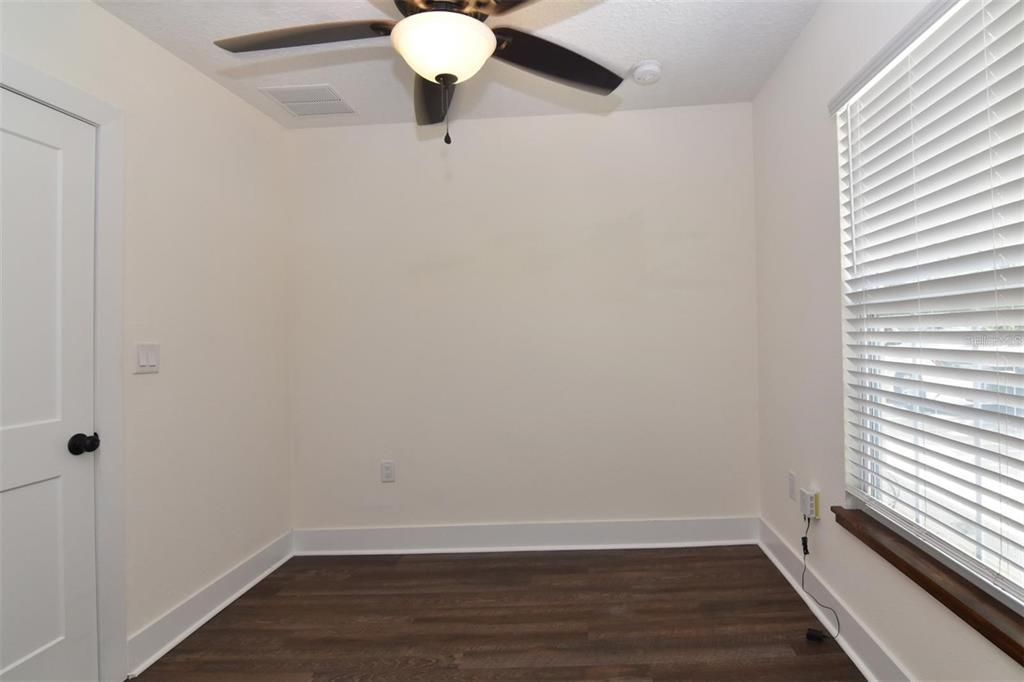 Active With Contract: $1,995 (2 beds, 1 baths, 909 Square Feet)