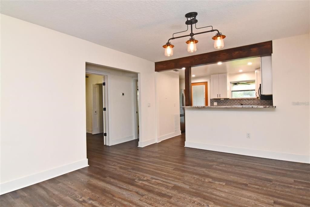 Active With Contract: $1,995 (2 beds, 1 baths, 909 Square Feet)