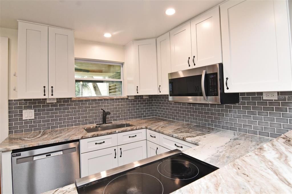 Active With Contract: $1,995 (2 beds, 1 baths, 909 Square Feet)