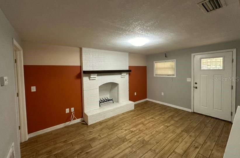 For Rent: $2,595 (3 beds, 2 baths, 1392 Square Feet)