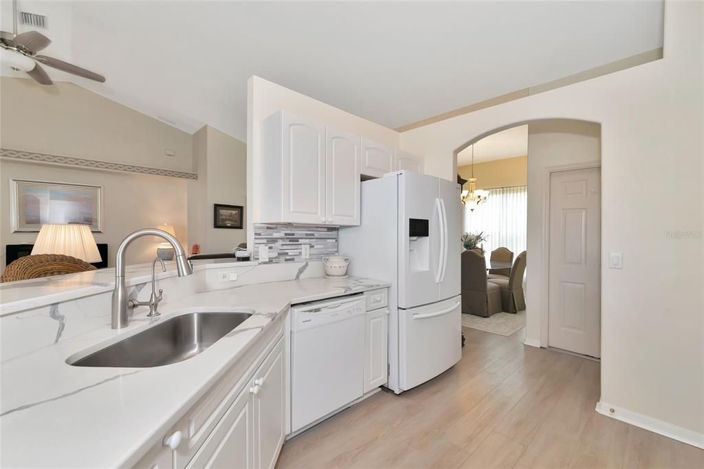 For Sale: $379,900 (2 beds, 2 baths, 1994 Square Feet)