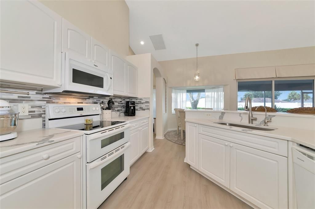 For Sale: $379,900 (2 beds, 2 baths, 1994 Square Feet)