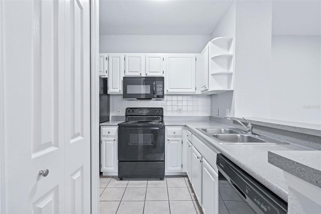 For Rent: $1,650 (2 beds, 1 baths, 927 Square Feet)