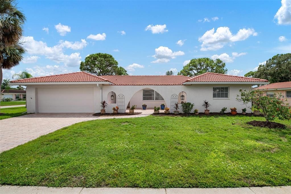 For Sale: $499,900 (4 beds, 2 baths, 1909 Square Feet)