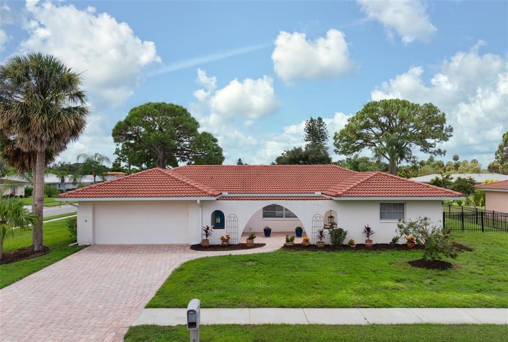 For Sale: $499,900 (4 beds, 2 baths, 1909 Square Feet)