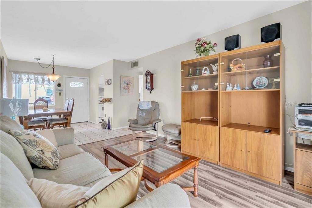 Active With Contract: $125,000 (2 beds, 1 baths, 768 Square Feet)