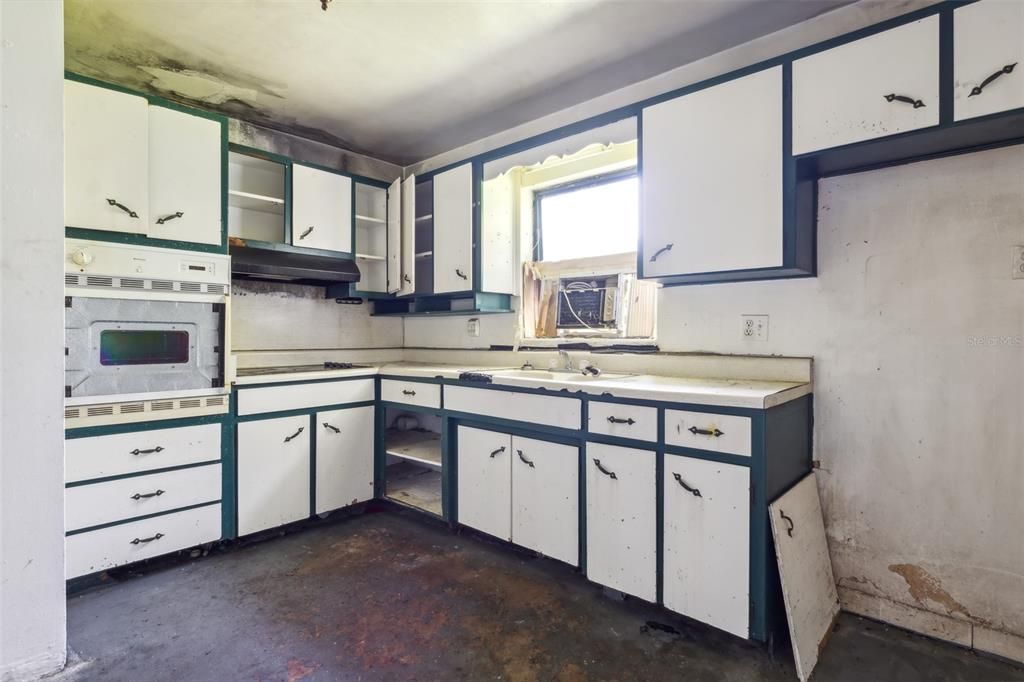 For Sale: $175,000 (2 beds, 1 baths, 876 Square Feet)