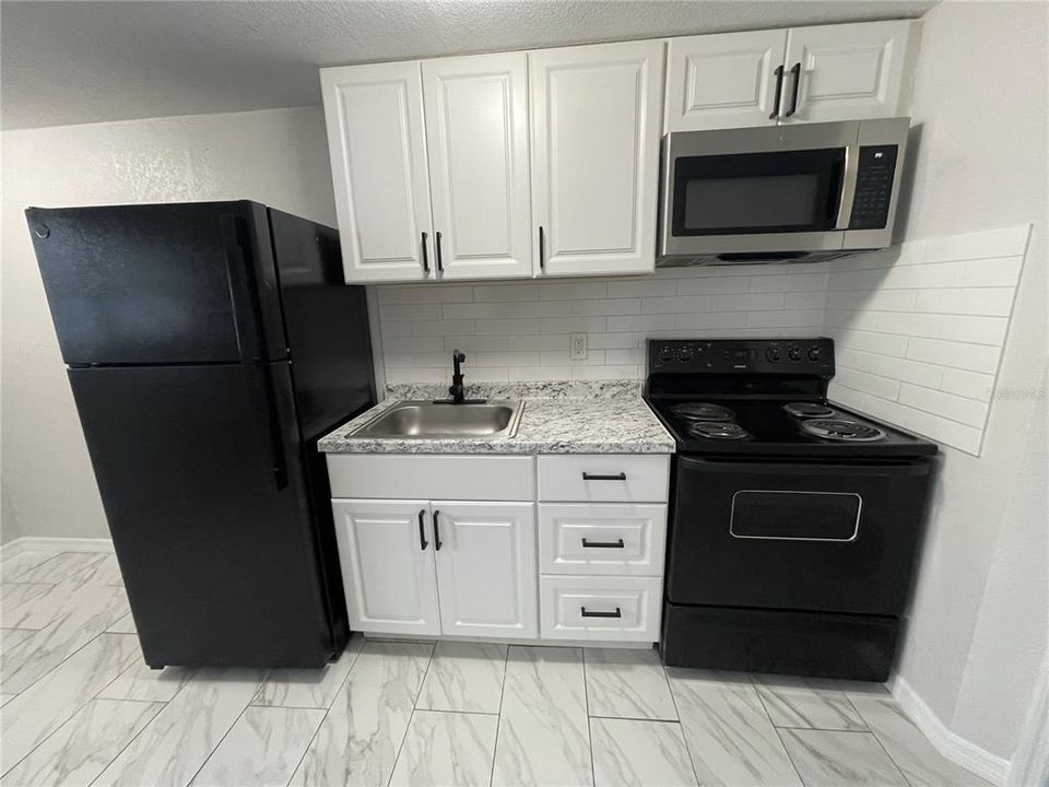 For Rent: $1,050 (1 beds, 1 baths, 650 Square Feet)