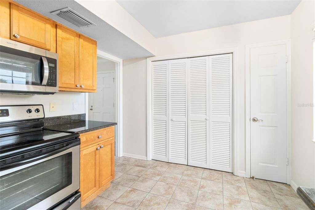 For Rent: $1,750 (2 beds, 1 baths, 934 Square Feet)