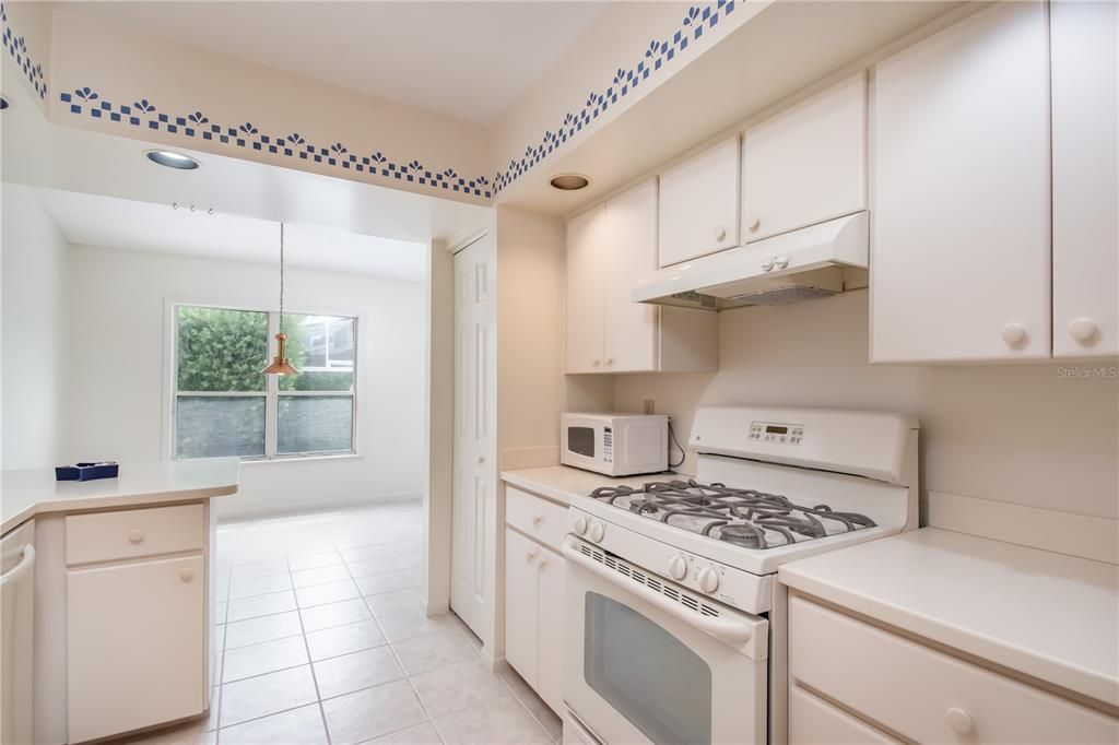 Active With Contract: $205,000 (2 beds, 2 baths, 1176 Square Feet)