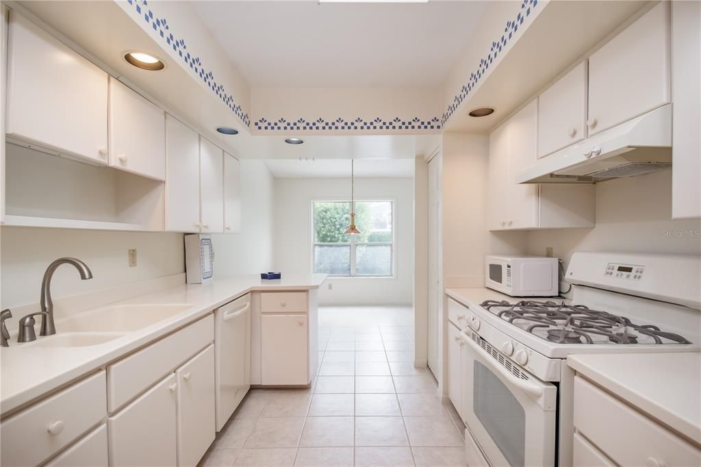 Active With Contract: $205,000 (2 beds, 2 baths, 1176 Square Feet)