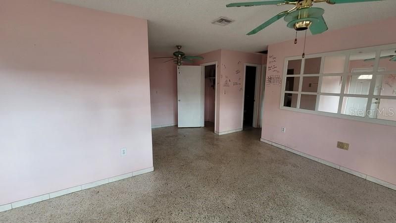 For Sale: $121,950 (1 beds, 1 baths, 690 Square Feet)