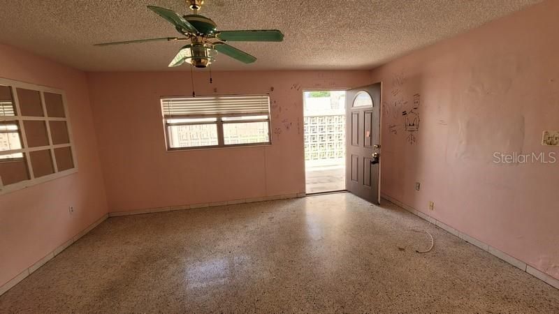 For Sale: $135,500 (1 beds, 1 baths, 690 Square Feet)