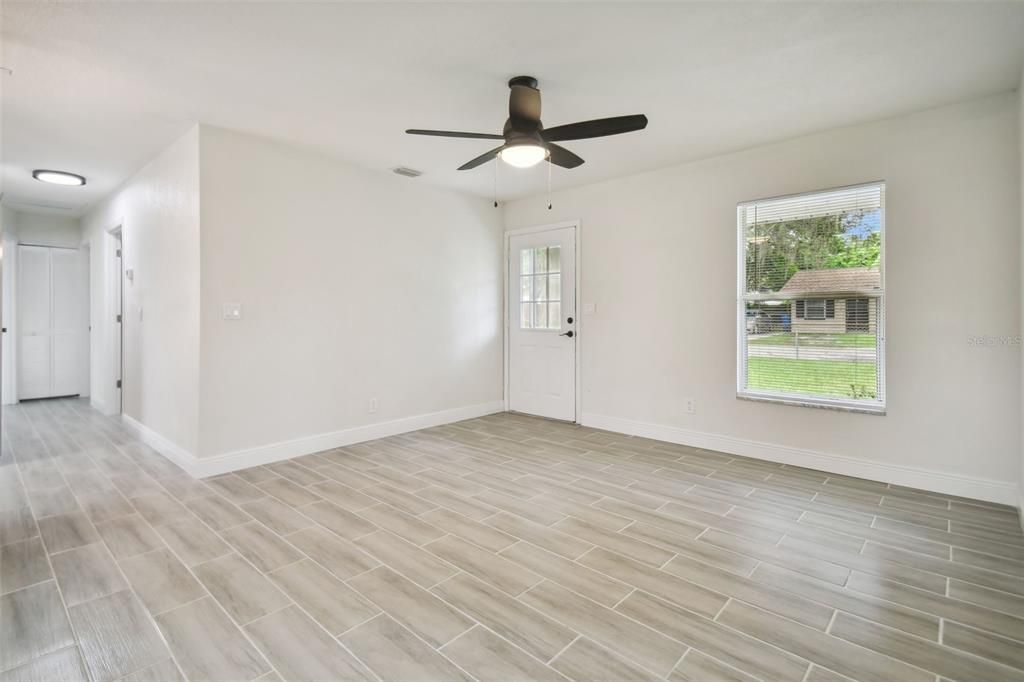 For Sale: $345,000 (3 beds, 2 baths, 1275 Square Feet)