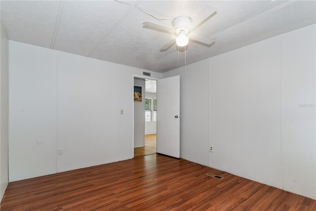 For Sale: $160,000 (3 beds, 2 baths, 1352 Square Feet)