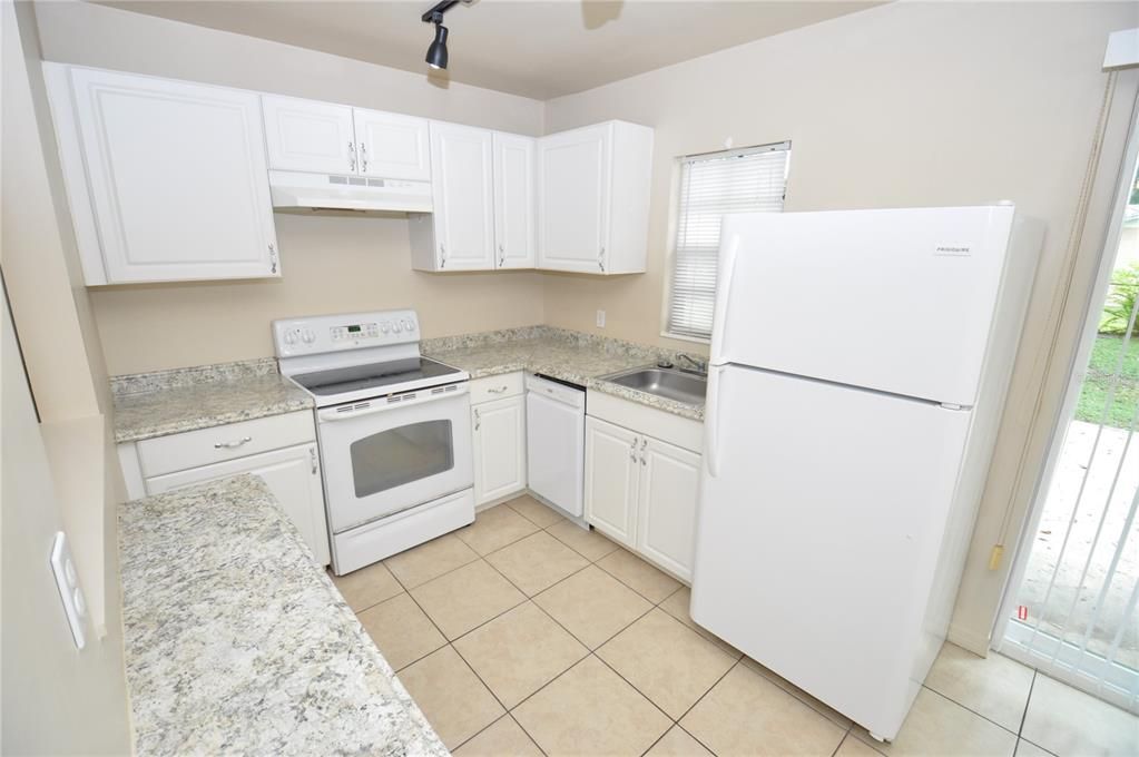 For Rent: $1,895 (3 beds, 2 baths, 960 Square Feet)