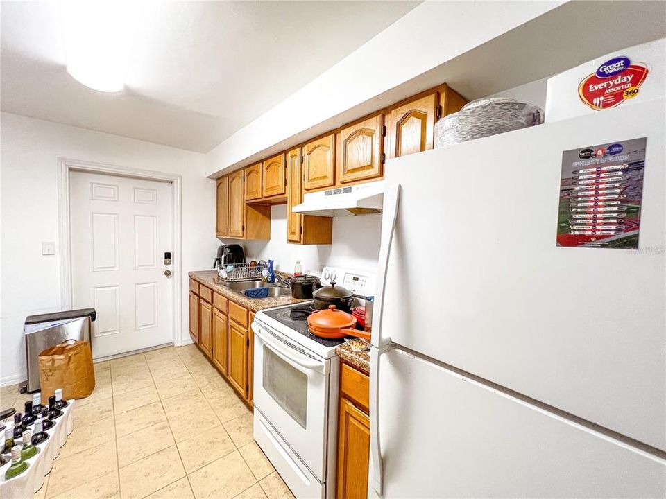 For Rent: $1,300 (2 beds, 1 baths, 806 Square Feet)