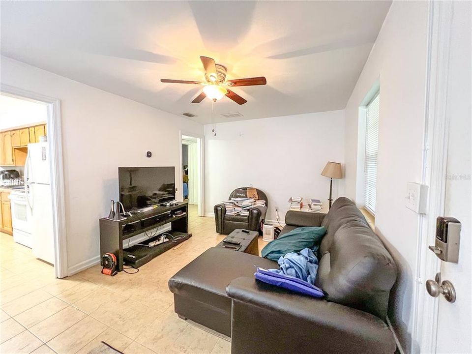 For Rent: $1,300 (2 beds, 1 baths, 806 Square Feet)