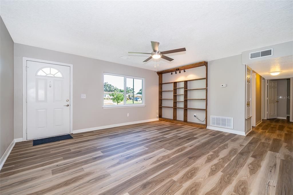 For Sale: $318,000 (4 beds, 2 baths, 1170 Square Feet)