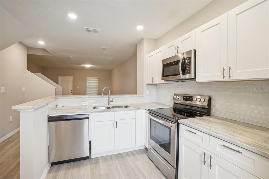 For Sale: $299,900 (2 beds, 2 baths, 1334 Square Feet)