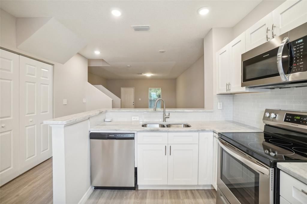 For Sale: $299,900 (2 beds, 2 baths, 1334 Square Feet)