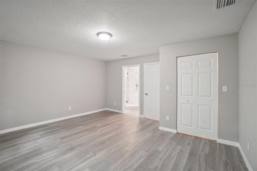 For Sale: $299,900 (2 beds, 2 baths, 1334 Square Feet)