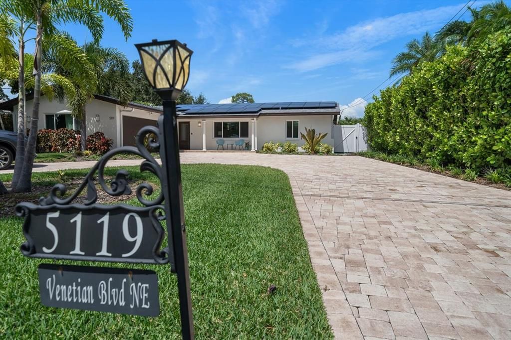 For Sale: $1,175,000 (3 beds, 2 baths, 1712 Square Feet)