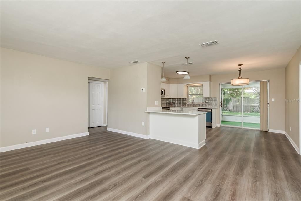 For Sale: $338,500 (2 beds, 1 baths, 945 Square Feet)