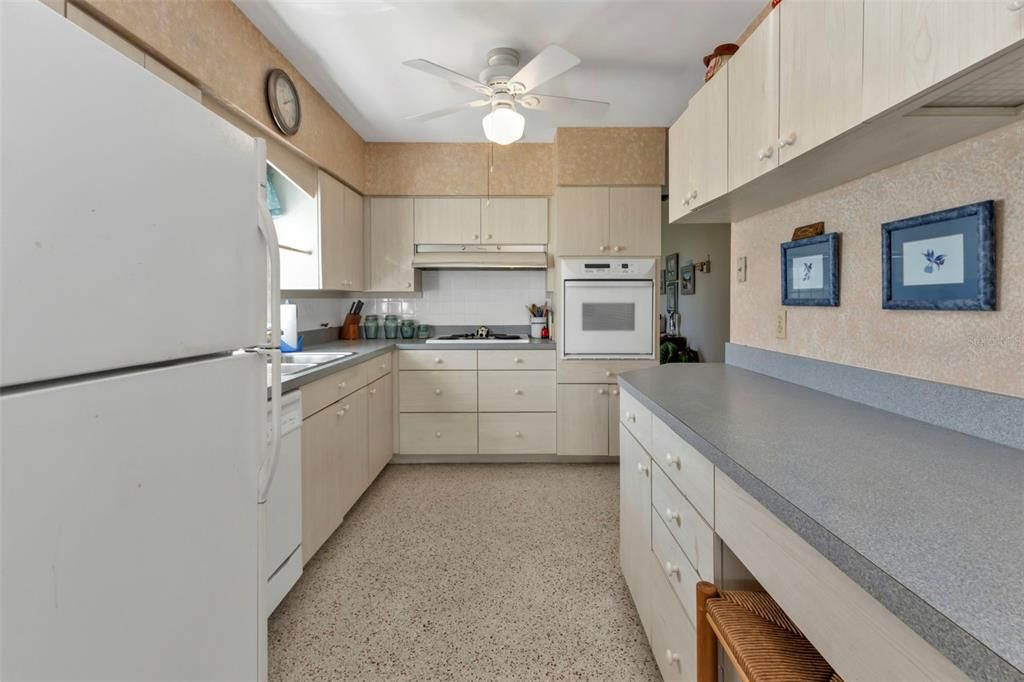 For Sale: $207,500 (2 beds, 1 baths, 1167 Square Feet)