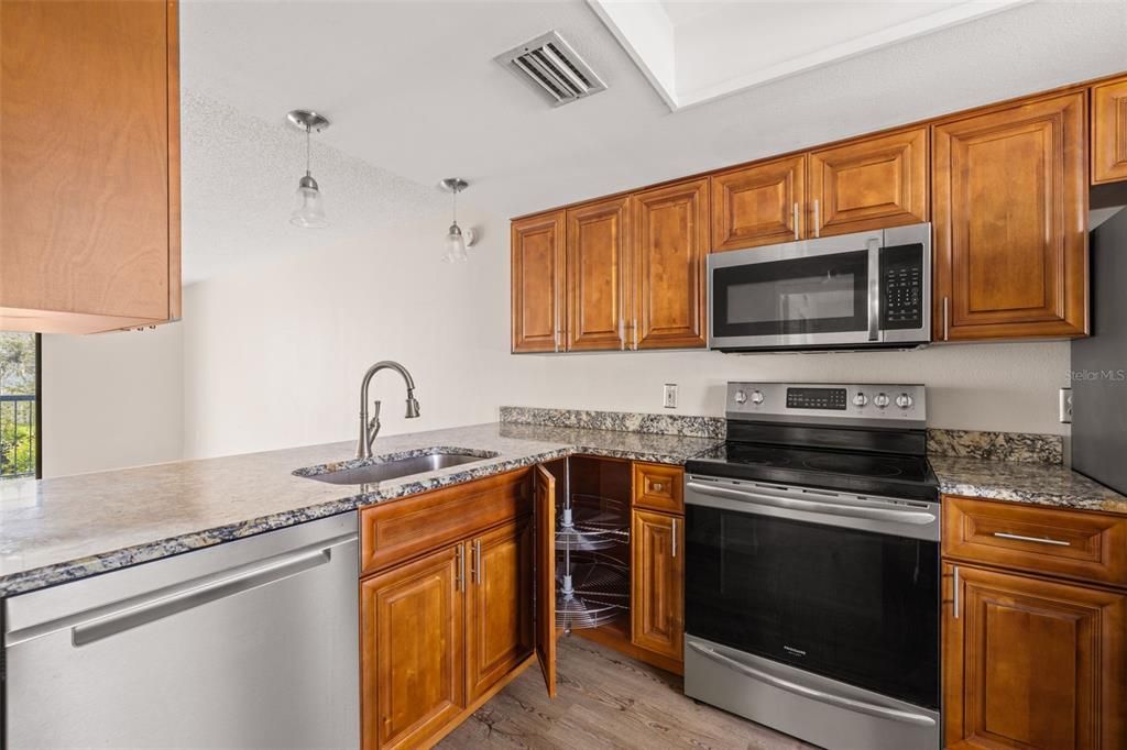 For Rent: $1,595 (2 beds, 2 baths, 879 Square Feet)