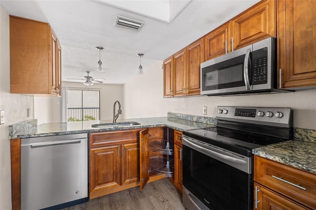 For Rent: $1,595 (2 beds, 2 baths, 879 Square Feet)