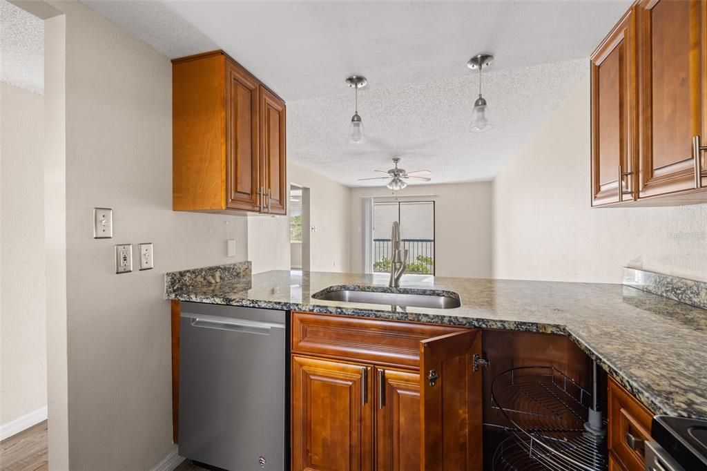 For Rent: $1,595 (2 beds, 2 baths, 879 Square Feet)