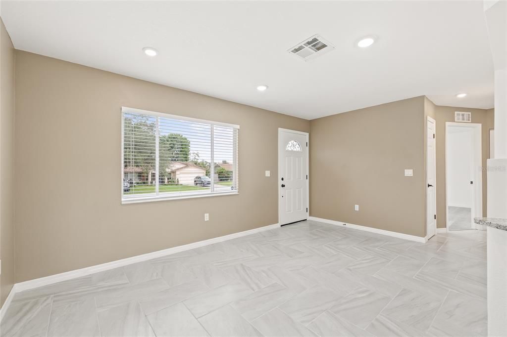 Active With Contract: $229,900 (2 beds, 1 baths, 848 Square Feet)