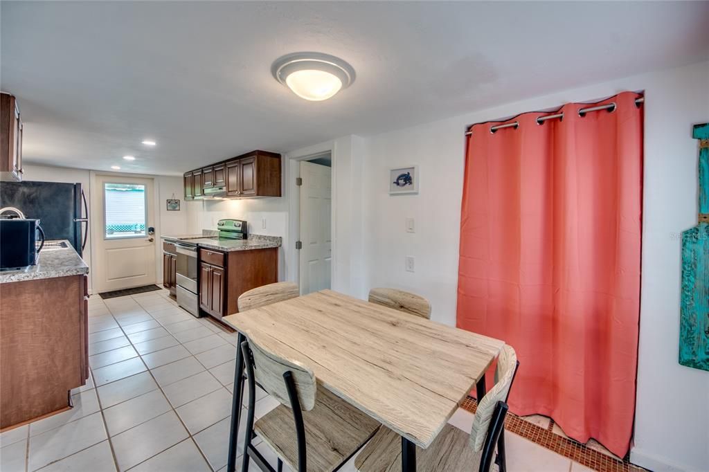 For Sale: $325,000 (2 beds, 2 baths, 824 Square Feet)