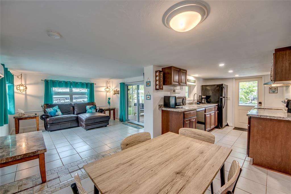 For Sale: $325,000 (2 beds, 2 baths, 824 Square Feet)