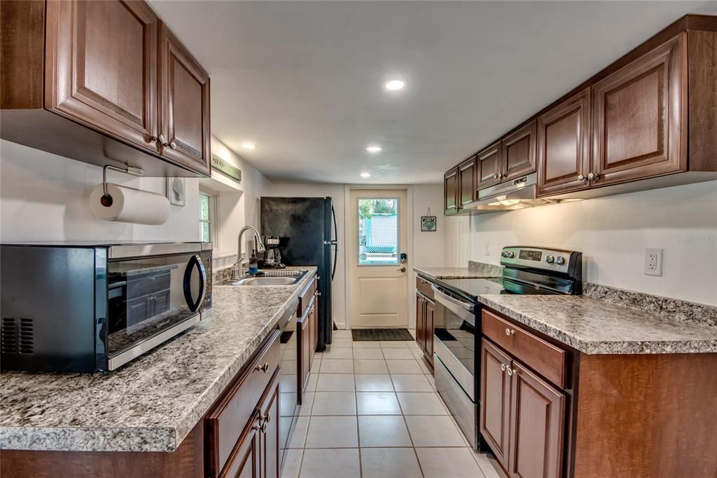 For Sale: $325,000 (2 beds, 2 baths, 824 Square Feet)