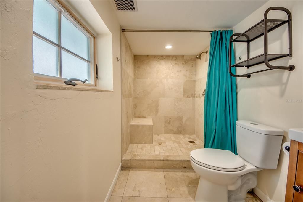 For Sale: $325,000 (2 beds, 2 baths, 824 Square Feet)