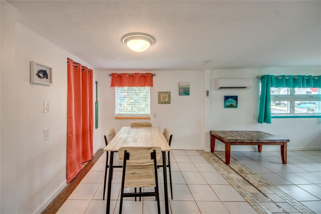 For Sale: $325,000 (2 beds, 2 baths, 824 Square Feet)