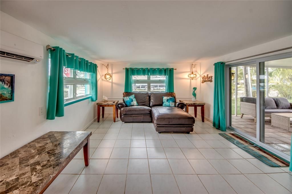 For Sale: $325,000 (2 beds, 2 baths, 824 Square Feet)