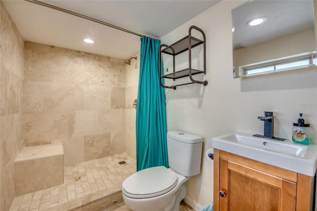 For Sale: $325,000 (2 beds, 2 baths, 824 Square Feet)