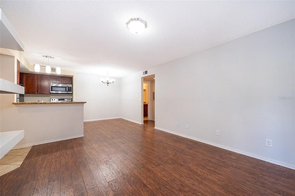 For Rent: $1,275 (1 beds, 1 baths, 711 Square Feet)