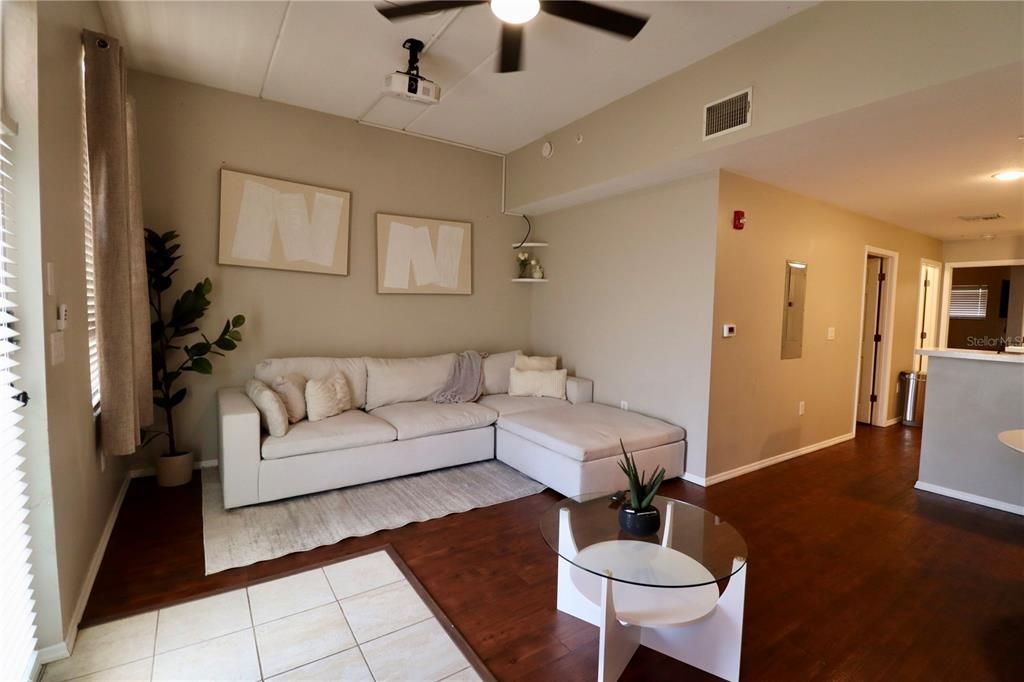 For Sale: $383,000 (2 beds, 2 baths, 951 Square Feet)