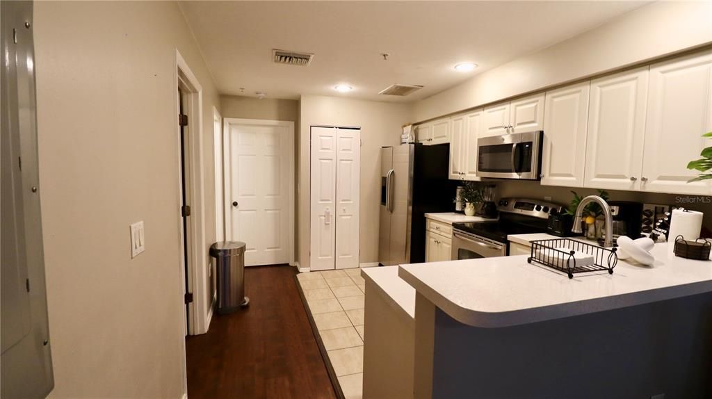 For Sale: $383,000 (2 beds, 2 baths, 951 Square Feet)