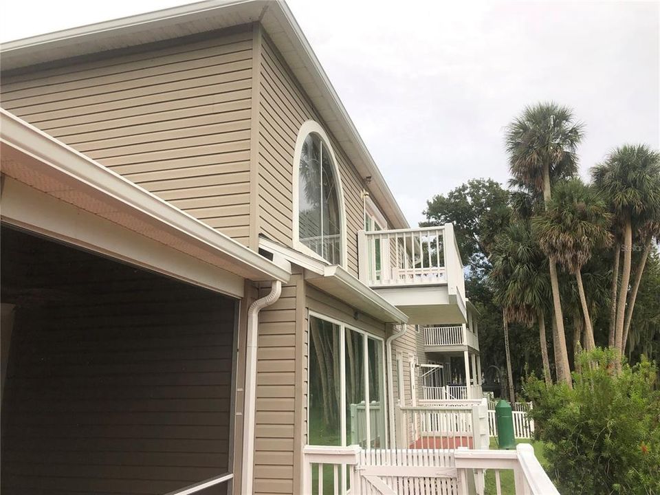 SIDE VIEW OF THE 3 DECKS SCREENED PATIO