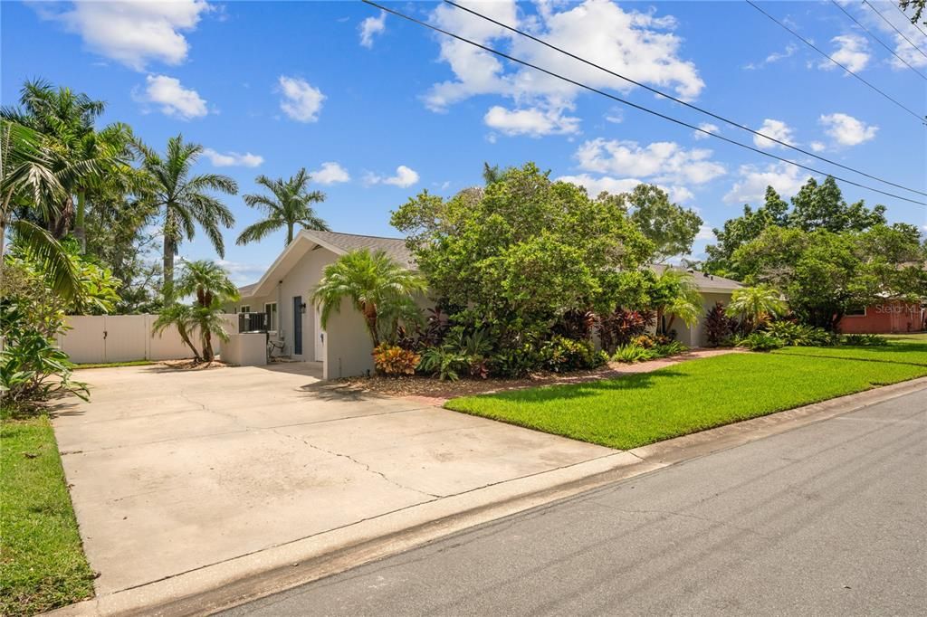 For Sale: $925,000 (5 beds, 2 baths, 2369 Square Feet)