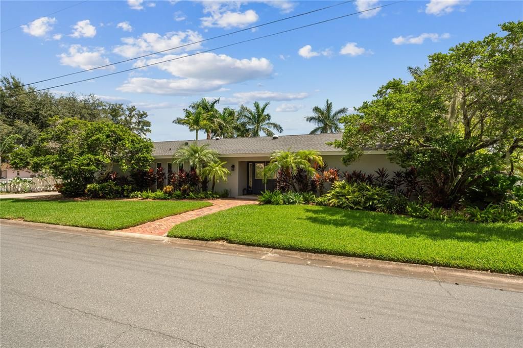 For Sale: $925,000 (5 beds, 2 baths, 2369 Square Feet)