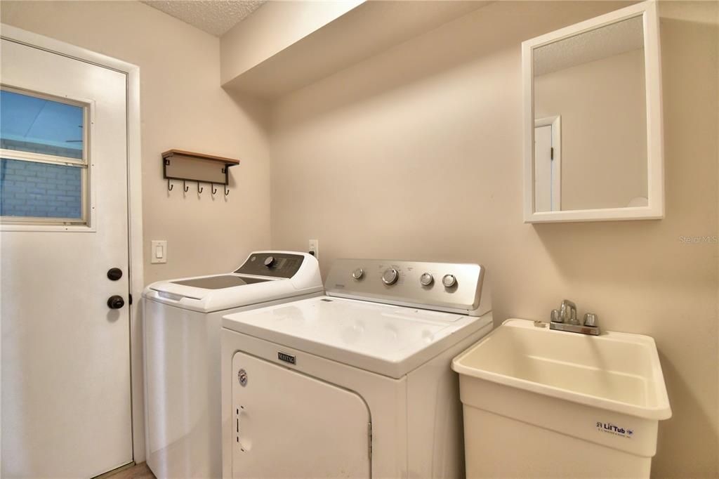 For Sale: $384,900 (3 beds, 2 baths, 1953 Square Feet)