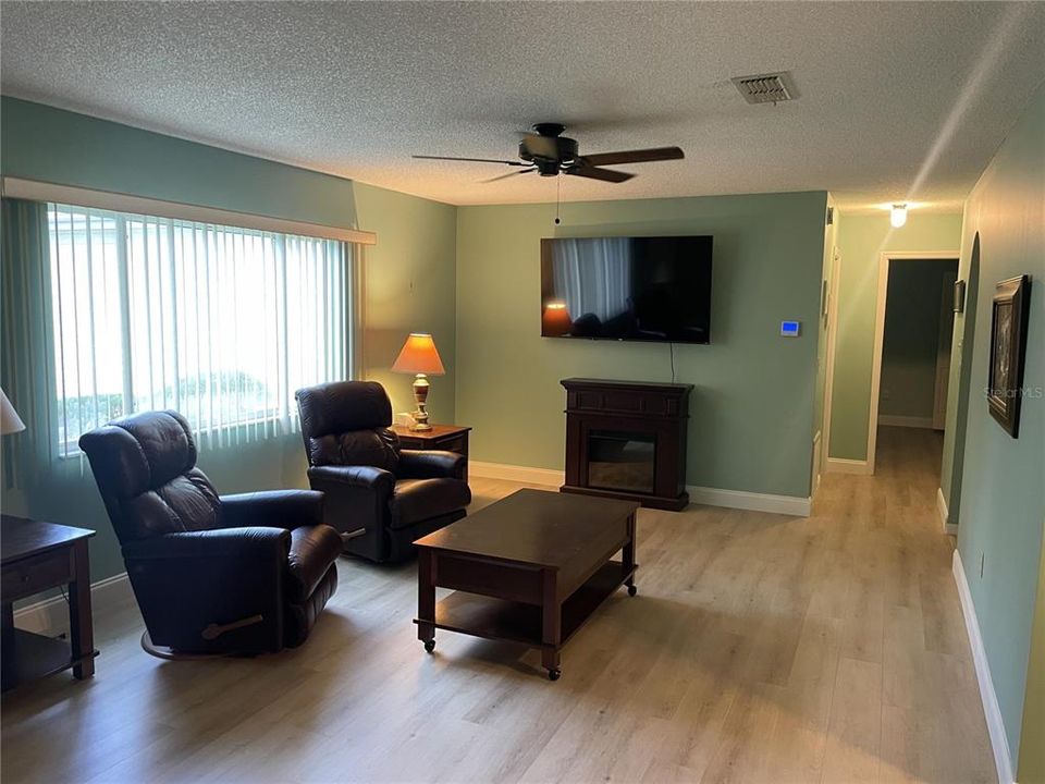 For Sale: $239,000 (2 beds, 2 baths, 1296 Square Feet)