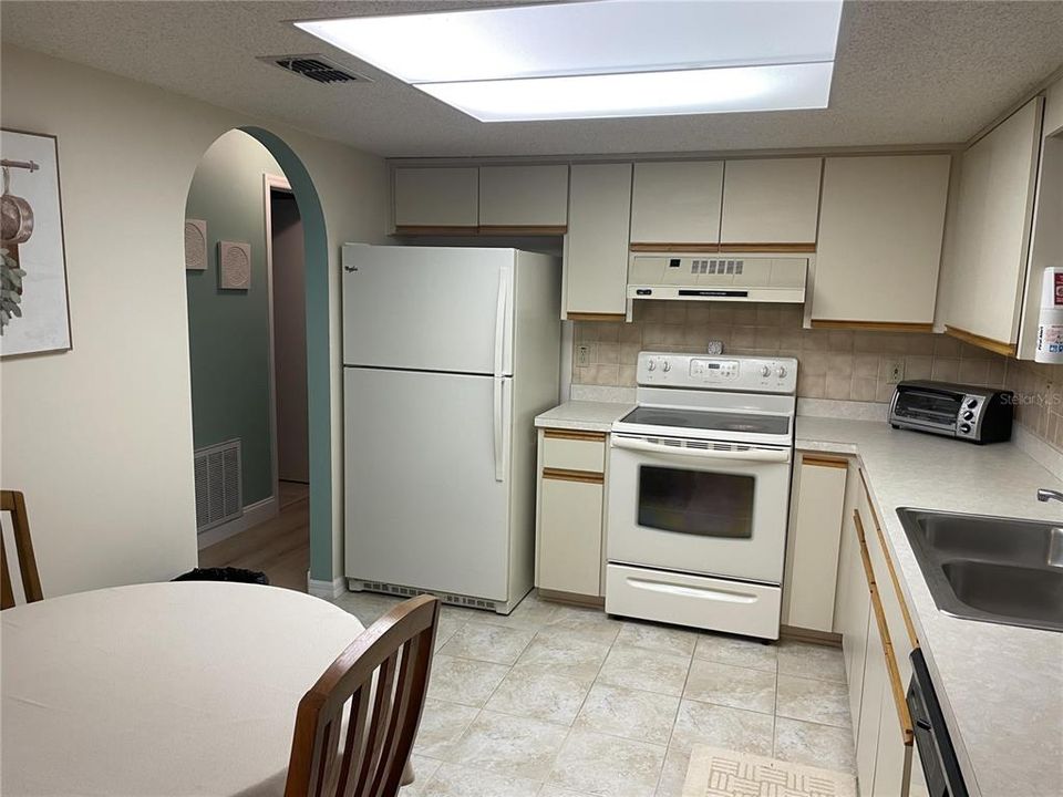 For Sale: $239,000 (2 beds, 2 baths, 1296 Square Feet)