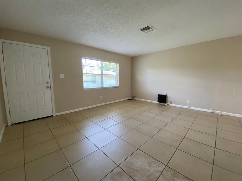 For Rent: $1,500 (2 beds, 1 baths, 1674 Square Feet)